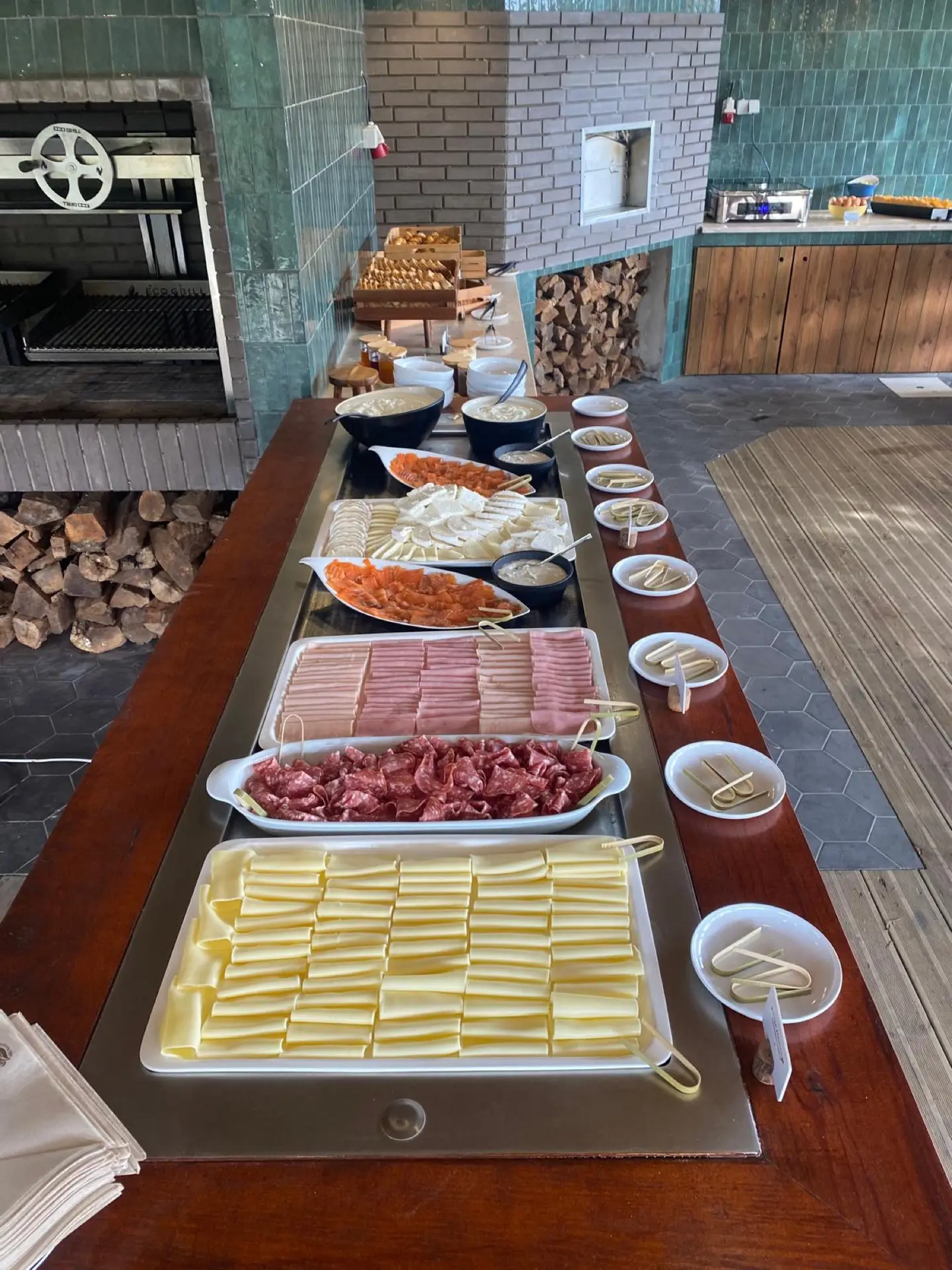 Mesa de brunch com pão, compotas e fruta