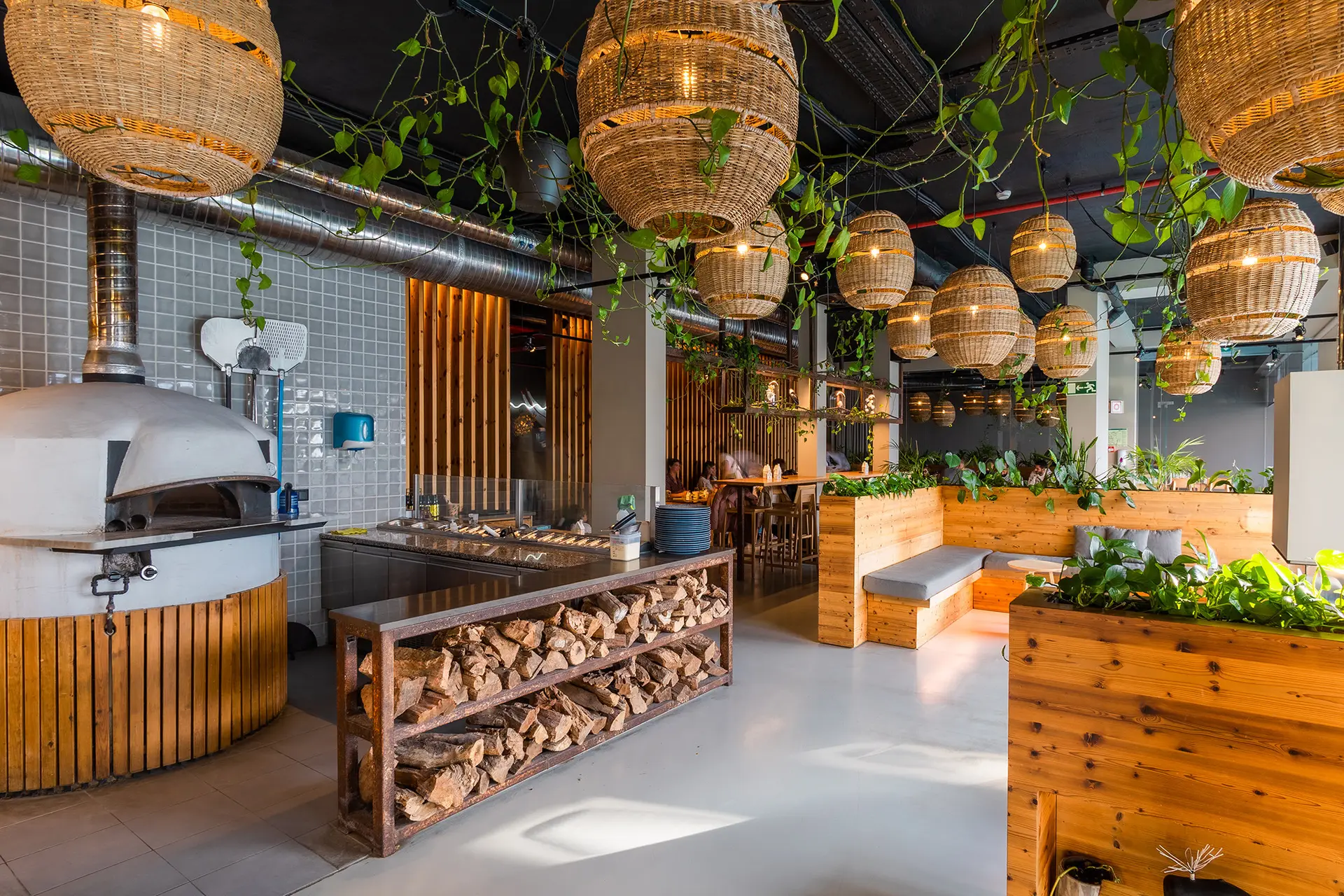 Restaurante Jangada, com candeeiros de verga, forno a lenha e plantas