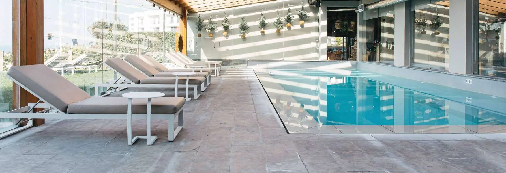 Piscina interior aquecida com espreguiçadeiras