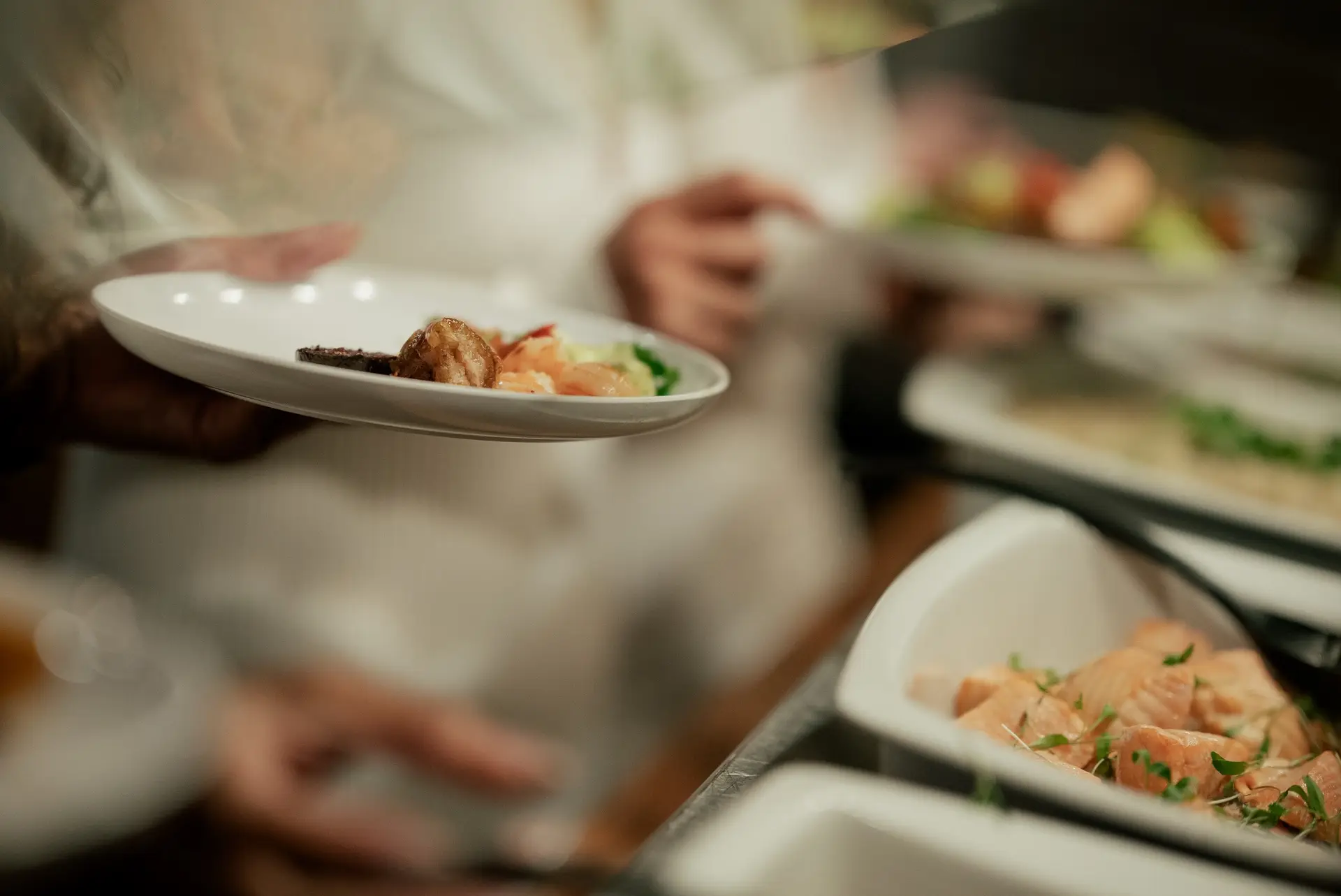 Pratos a serem servidos à mesa durante um casamento