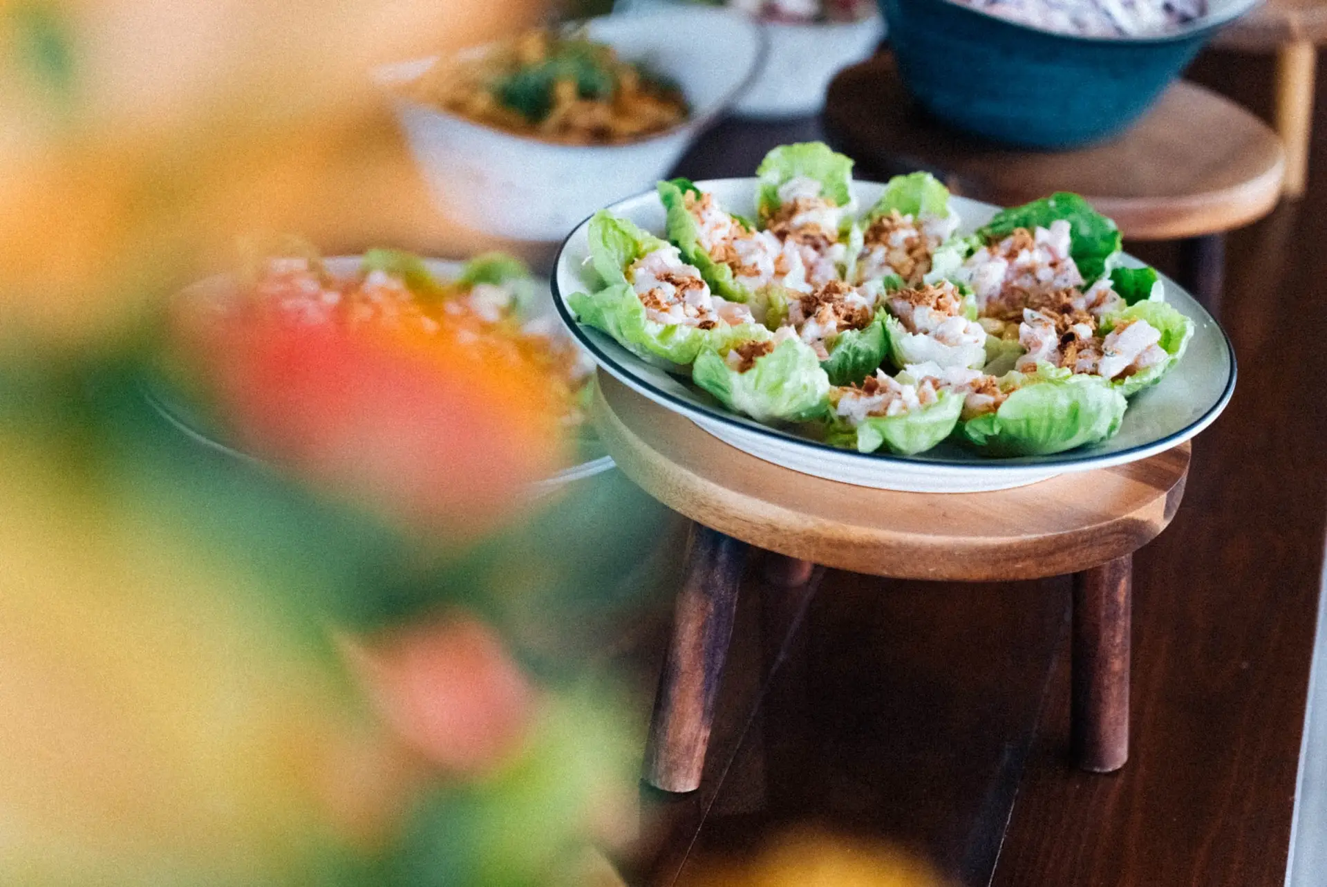 Saladas frescas servidas em taças