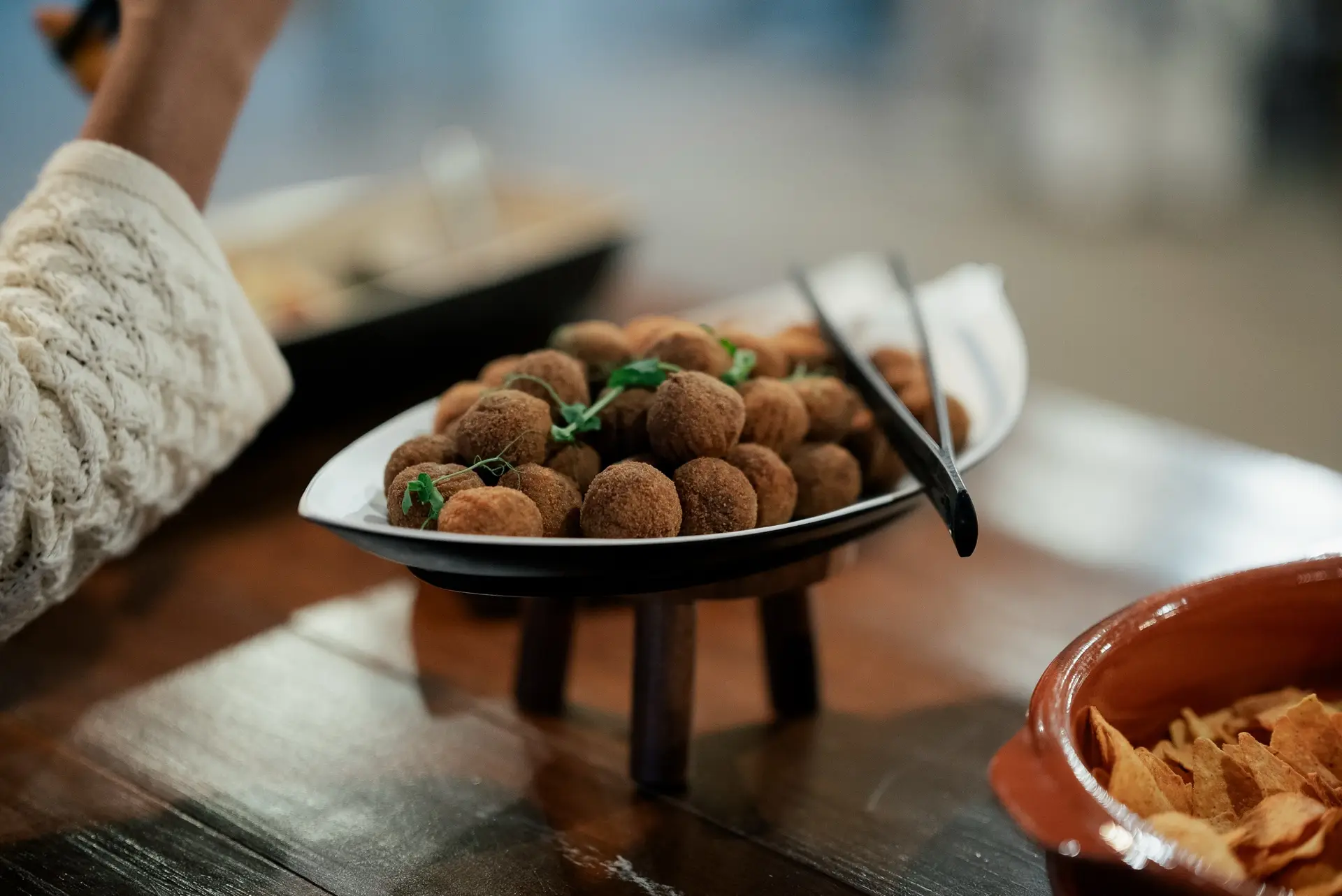Bolinhas fritas numa travessa de barro